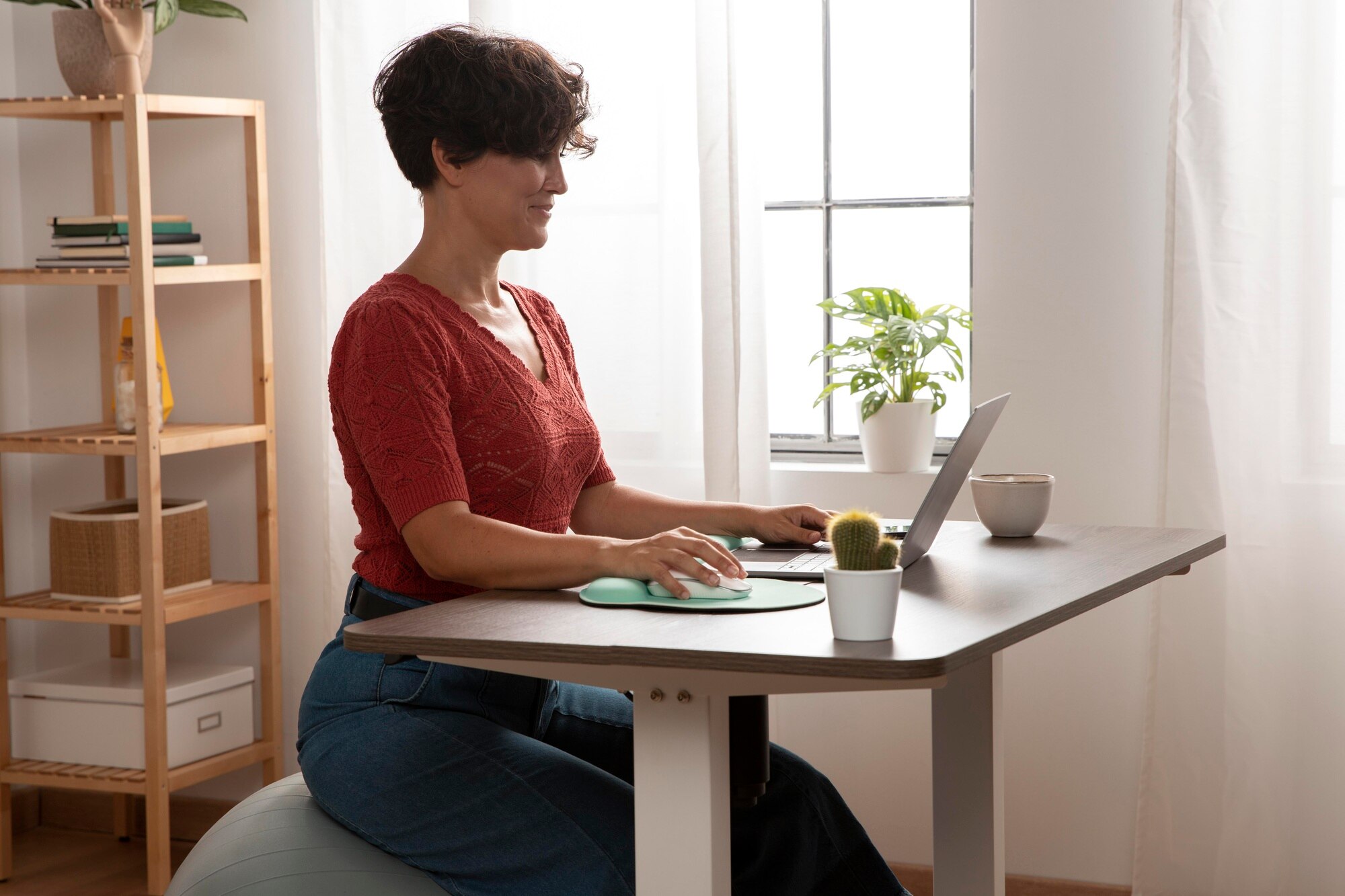 Meja kerja ergonomis